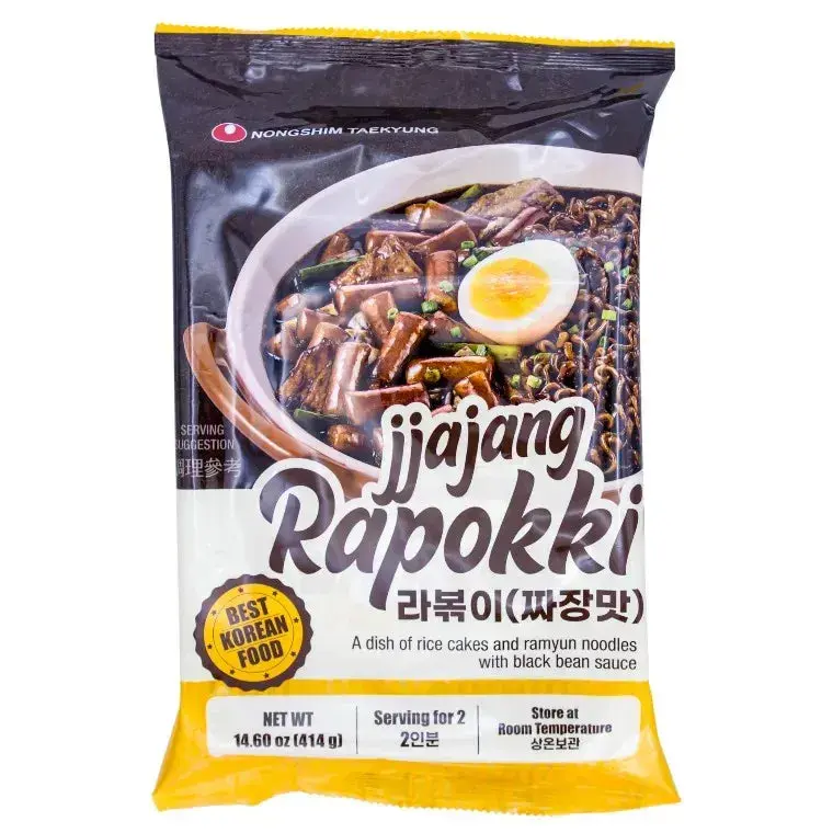 Topokki med ramyun och svartbönsås